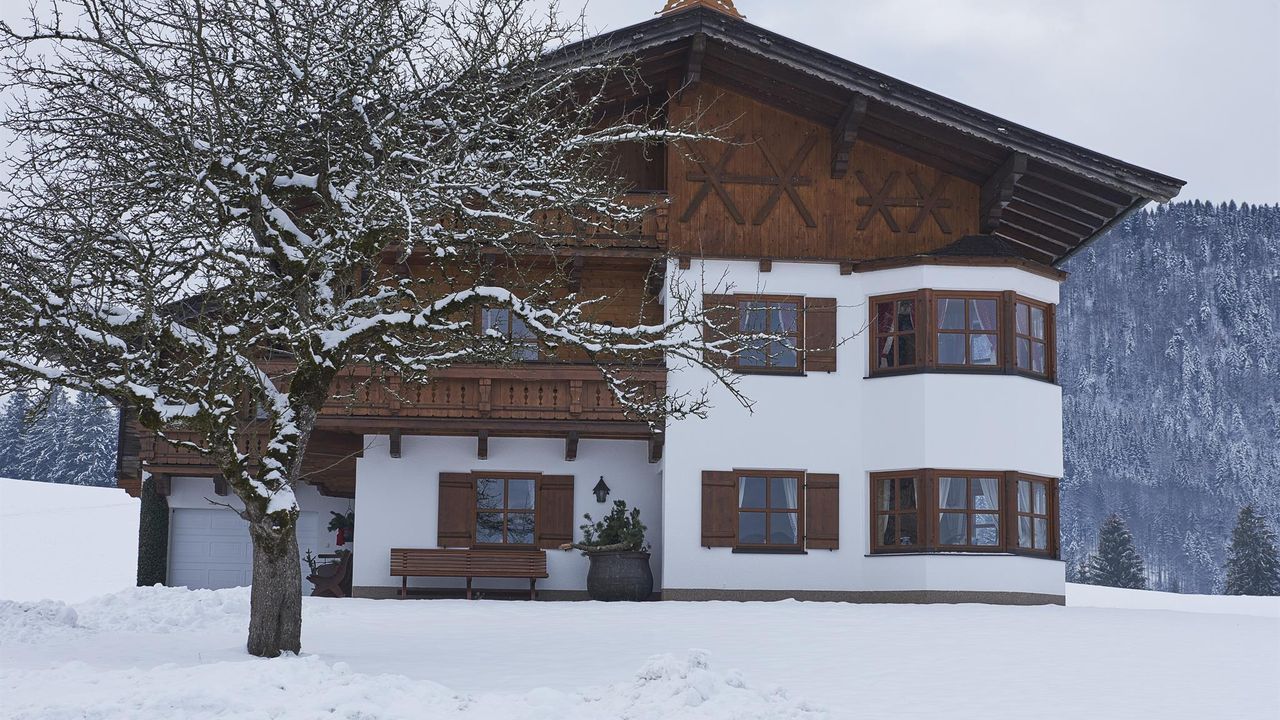 Apartmenthaus im Winter Apartmenthaus im Winter